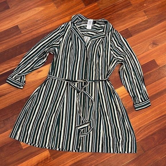 ⭐️ New Torrid Mini Rayon Slub Wrap Front Dress Size 2 2X 18-20 - Picture 3 of 8